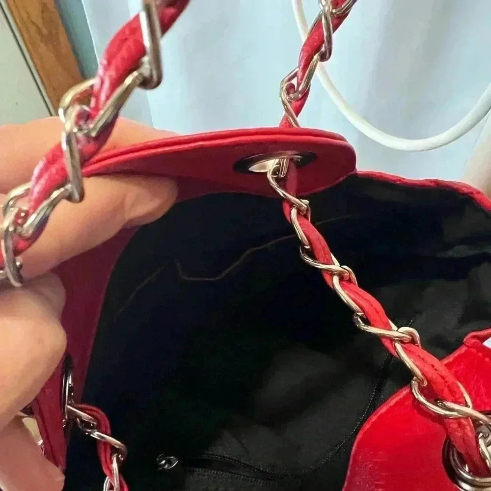 Victoria Leland designs red quilted rosette crossbody bag - Picture 3 of 7